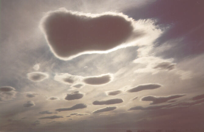 altocumulus_lenticularis2.jpg (28991 bytes)