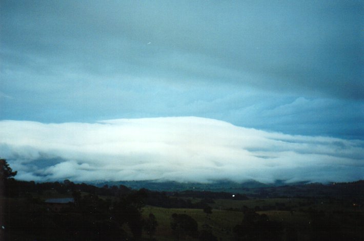 nimbostratus4.jpg (36598 bytes)