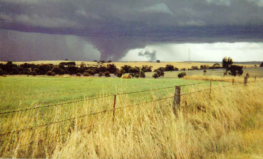 tornado3.jpg (139352 bytes)